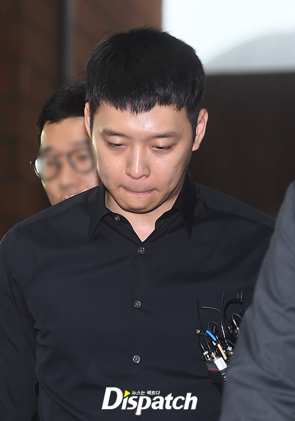 Yoochun (JYJ) cúi đầu xin lỗi fan trong lần đầu trình diện cảnh sát, rộ tin người phụ nữ đầu tiên tái kiện - Ảnh 4.