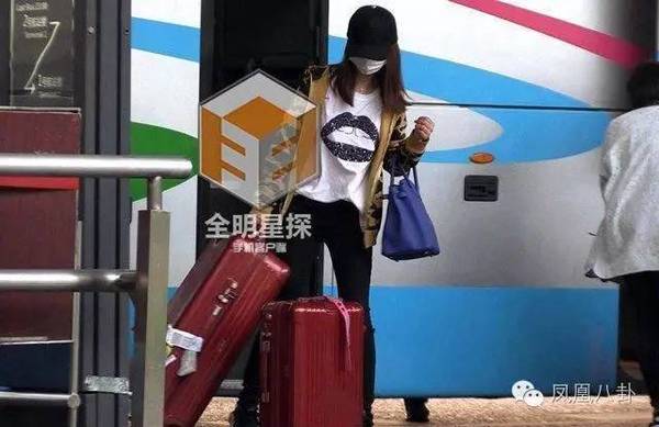 L&acirc;m T&acirc;m Như bụng bầu một m&igrave;nh b&ecirc; v&aacute;c h&agrave;nh l&yacute;, Hoắc Kiến Hoa kh&ocirc;ng đeo nhẫn cưới sau 2 th&aacute;ng kết h&ocirc;n - Ảnh 4.