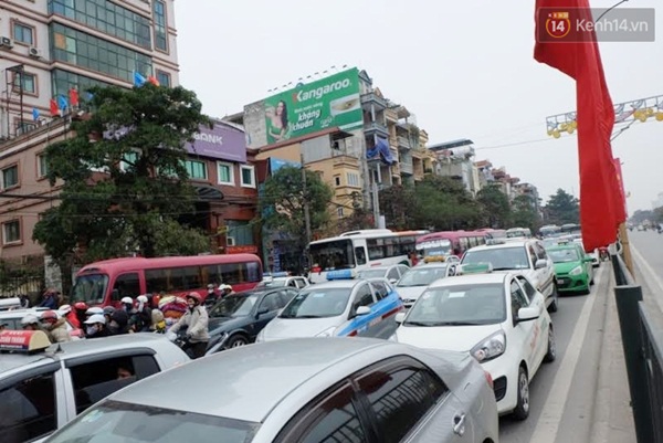 Người Hà Nội - Sài Gòn hối hả về quê nghỉ Tết sau buổi làm việc cuối cùng của năm - Ảnh 6.