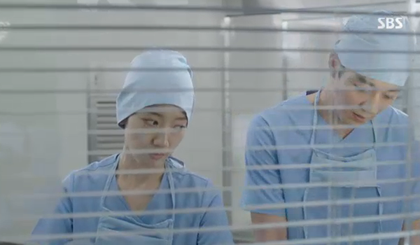“Doctors”: Park Shin Hye bị kẻ lạ tấn công bất thình lình tại bệnh viện - Ảnh 20.