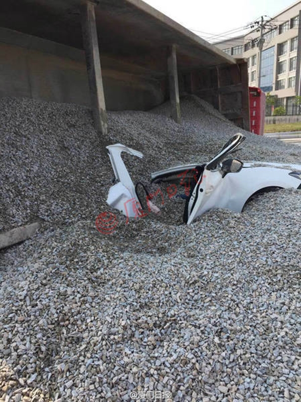 Cặp đ&ocirc;i chết tức tưởi khi container chở 50 tấn sỏi đi b&ecirc;n cạnh bất ngờ lật nh&agrave;o - Ảnh 3.