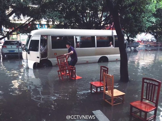 Chùm ảnh: Người dân Quảng Châu dở khóc dở cười trong trận mưa lụt đầu hè - Ảnh 24.