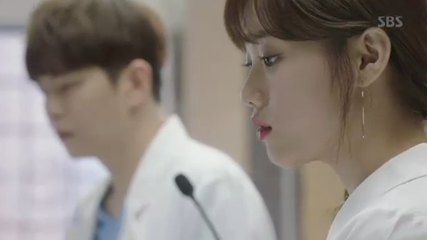 “Doctors”: Park Shin Hye bị kẻ lạ tấn công bất thình lình tại bệnh viện - Ảnh 21.