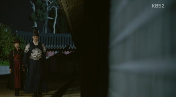 Moonlight: “Chô-ha” Park Bo Gum bị cận thần bất ngờ kề dao vào cổ - Ảnh 28.