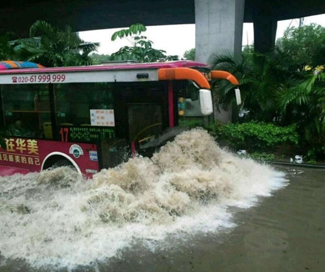 Chùm ảnh: Người dân Quảng Châu dở khóc dở cười trong trận mưa lụt đầu hè - Ảnh 11.