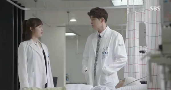 Doctors: Tức cảnh sinh tình, Kim Rae Won khóa môi Park Shin Hye dưới mưa - Ảnh 25.