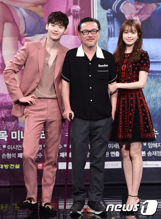 “W – Two Worlds”: Han Hyo Joo phanh áo tắm trước mặt Lee Jong Suk - Ảnh 24.