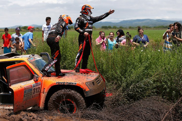 Toàn cảnh giải đua xe xuyên sa mạc khắc nghiệt nhất hành tinh Dakar Rally 2016 - Ảnh 24.