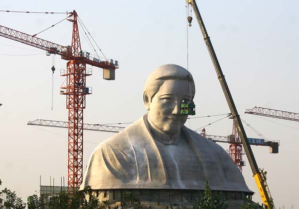 Những bức tượng khổng lồ sớm xây tối phá ở Trung Quốc - Ảnh 4.