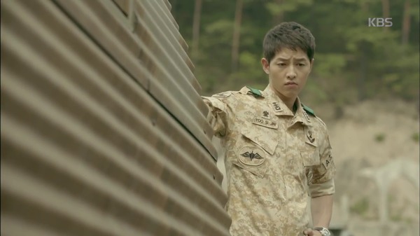 Cứ tưởng sunbae Yoo Jung là hoàn hảo nhất, cho đến khi xuất hiện soái ca quân nhân Song Joong Ki này! - Ảnh 19.