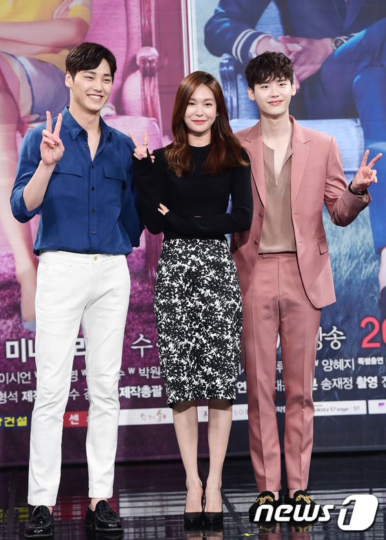 “W – Two Worlds”: Han Hyo Joo phanh áo tắm trước mặt Lee Jong Suk - Ảnh 25.