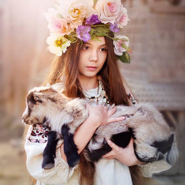 Kh&ocirc;ng thể rời mắt khỏi những n&agrave;ng c&ocirc;ng ch&uacute;a t&oacute;c m&acirc;y mang tr&ecirc;n m&igrave;nh vương miện hoa cỏ tuyệt đẹp - Ảnh 6.