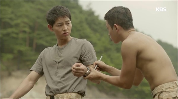 Cứ tưởng sunbae Yoo Jung là hoàn hảo nhất, cho đến khi xuất hiện soái ca quân nhân Song Joong Ki này! - Ảnh 24.
