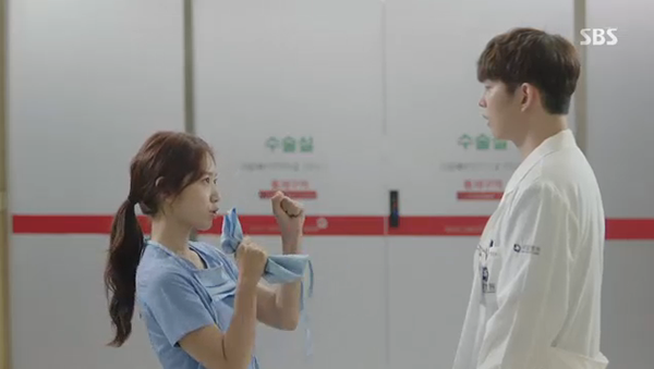 “Doctors”: Park Shin Hye bị kẻ lạ tấn công bất thình lình tại bệnh viện - Ảnh 25.
