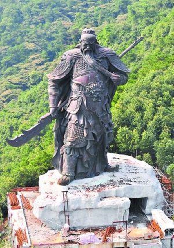 Những bức tượng khổng lồ sớm xây tối phá ở Trung Quốc - Ảnh 10.