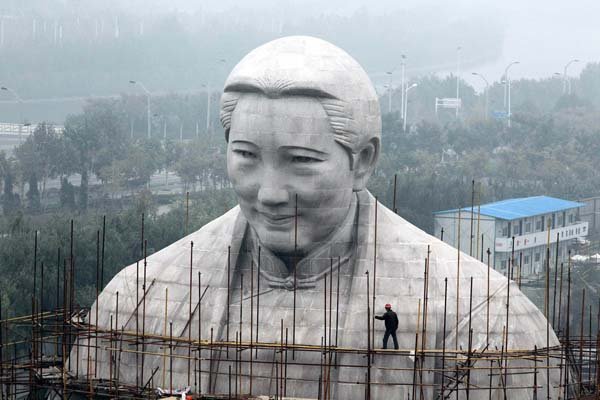 Những bức tượng khổng lồ sớm xây tối phá ở Trung Quốc - Ảnh 5.