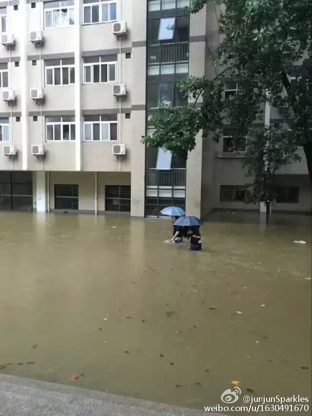 Những h&igrave;nh ảnh kh&ocirc;ng thể tưởng tượng nổi trong trận mưa lũ nghi&ecirc;m trọng ở Trung Quốc - Ảnh 14.