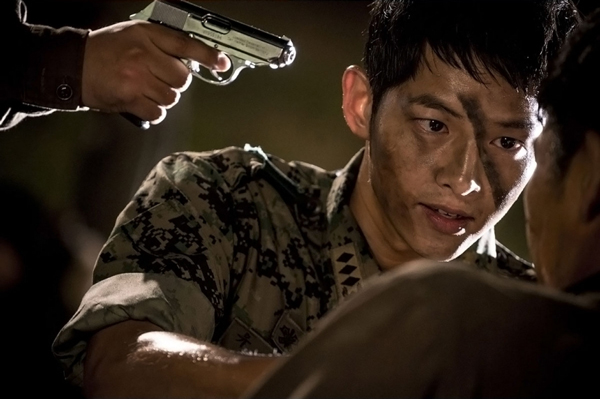 &ldquo;Hậu Duệ Mặt Trời&rdquo;: N&iacute;n thở với cảnh tắm n&oacute;ng bỏng của Song Joong Ki - Ảnh 37.
