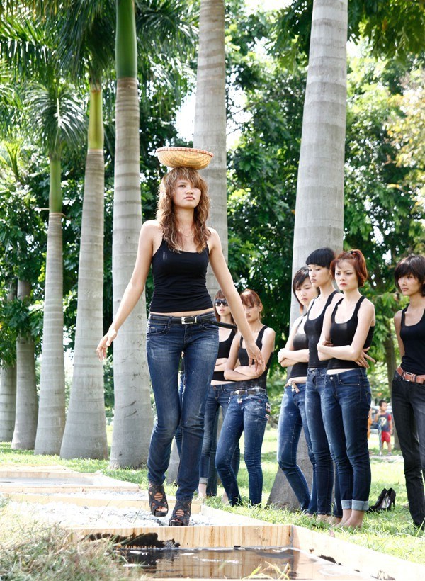 Tuyển tập những sàn catwalk kinh khủng nhất của Vietnams Next Top Model - Ảnh 5.