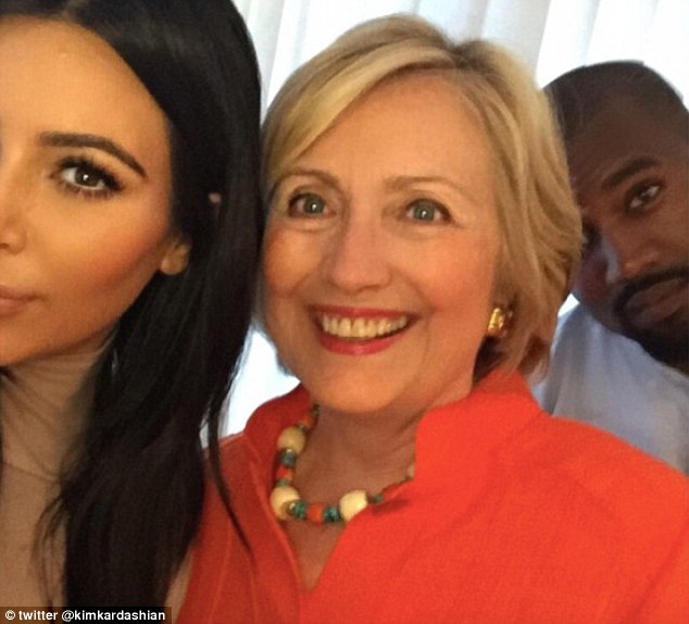 Kim ủng hộ bà Clinton, nhưng Kanye lại bất ngờ đứng về phía Tổng thống Trump - Ảnh 1.