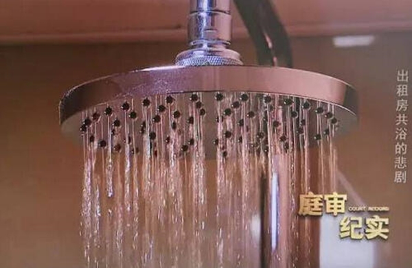 Đến nh&agrave; bạn g&aacute;i tắm uy&ecirc;n ương v&agrave; c&aacute;i kết kh&ocirc;ng được ng&ocirc;n t&igrave;nh cho lắm - Ảnh 1.