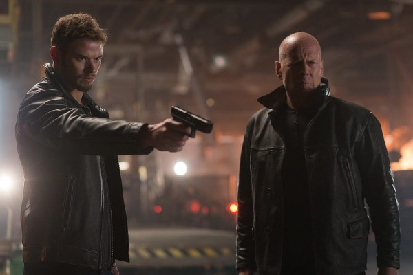 &ldquo;Ma c&agrave; rồng&rdquo; Kellan Lutz giải cứu Bruce Willis trong &ldquo;Extraction&rdquo; - Ảnh 2.