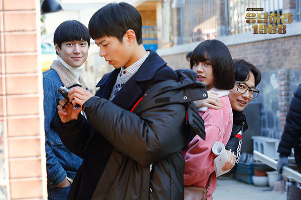 “Reply 1988”: Nụ hôn của Taek – Duk Sun khiến fan lần nữa bấn loạn - Ảnh 28.