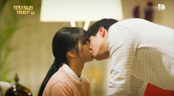 Reply 1988: Fan điêu đứng trước nụ hôn ngọt ngào của Bo Geum – Hyeri - Ảnh 3.
