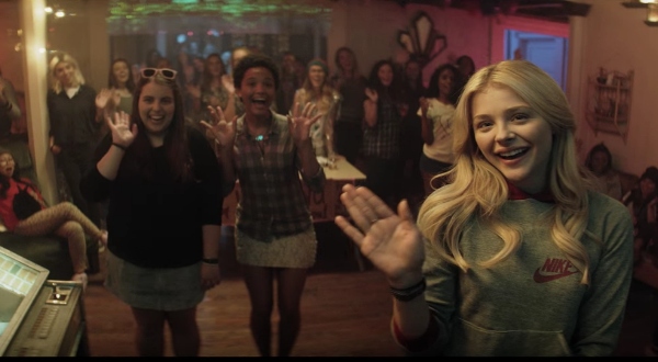 Nữ sinh ngỗ ngược Chlo&euml; Moretz khiến Zac Efron đi&ecirc;n đầu trong Neighbors 2 - Ảnh 4.