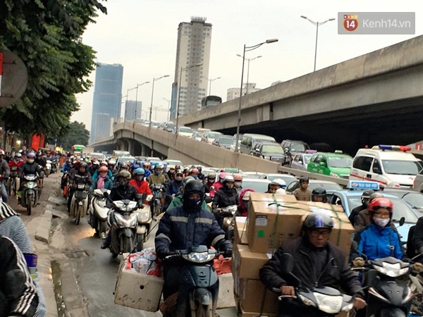 Đường phố Hà Nội lại tắc nghẽn nghiêm trọng vào giờ tan tầm - Ảnh 3.