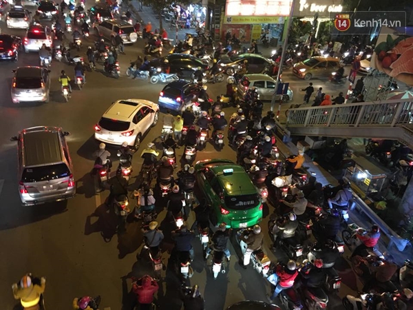 Đường phố Hà Nội lại tắc nghẽn nghiêm trọng vào giờ tan tầm - Ảnh 9.