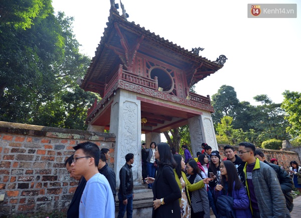 Hà Nội: Chen chân đội nắng xếp hàng xin chữ đầu năm tại Văn Miếu - Ảnh 3.