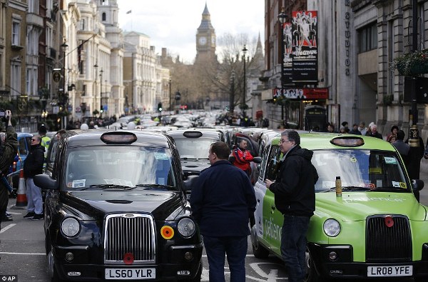 Anh: Hơn 8.000 tài xế taxi “phong tỏa” trung tâm thủ đô London để biểu tình phản đối Uber - Ảnh 3.