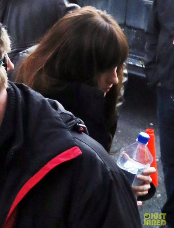 Dakota Johnson lộ diện cùng người tình mới trên phim trường Fifty Shades Darker - Ảnh 3.