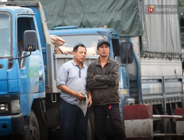 Giao th&ocirc;ng &aacute;ch tắc đi&ecirc;u đứng sau vụ t&agrave;u ngh&igrave;n tấn đ&acirc;m nứt to&aacute;c cầu An Th&aacute;i - Ảnh 4.
