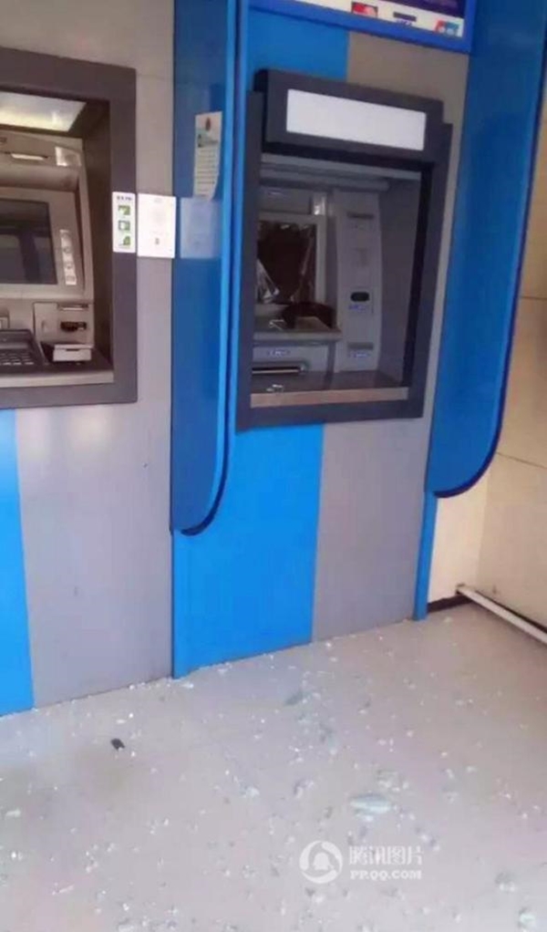 Cụ ông không rút được tiền, cụ bà cầm búa phá tan cây ATM - Ảnh 5.