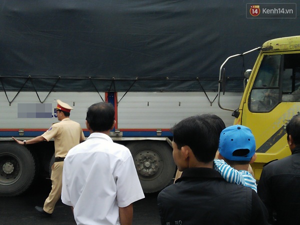 Quảng Nam: Xe khách mất lái va vào đuôi xe tải rồi đâm sập nhà dân - Ảnh 3.