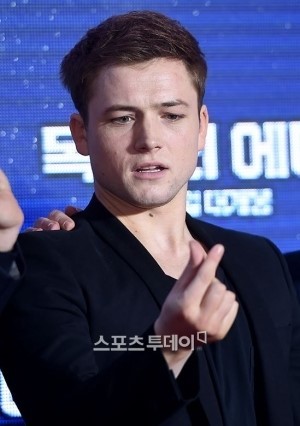 Hài hước cảnh sao Mật vụ Kingsman bối rối làm Finger heart sign khi đến Hàn - Ảnh 3.