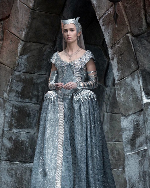Emily Blunt chẳng ngại khi bị so với Nữ ho&agrave;ng băng gi&aacute; Elsa trong Frozen - Ảnh 7.