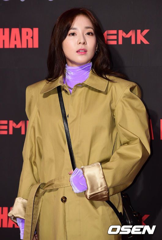 Dara bị stylist hại với trang phục vừa luộm thuộm vừa sến - Ảnh 3.