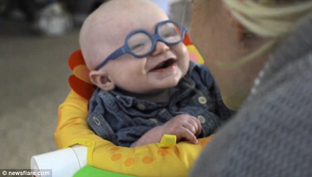 Video cậu bé 4 tháng tuổi mỉm cười khi lần đầu tiên được nhìn thấy mẹ hot nhất mạng xã hội những ngày qua - Ảnh 4.