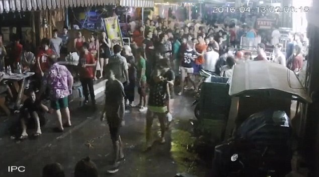 Th&aacute;i Lan: Cả gia đ&igrave;nh người Anh bị nh&oacute;m c&ocirc;n đồ đ&aacute;nh bất tỉnh tại khu nghỉ dưỡng nổi tiếng - Ảnh 4.
