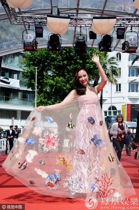 Diện váy đại dương đến Cannes, Angela Phương Trinh đồng loạt được các trang thông tấn quốc tế đăng tải - Ảnh 3.