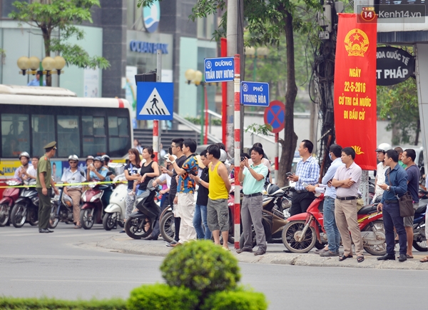 Người d&acirc;n Thủ đ&ocirc; đứng k&iacute;n đường ch&agrave;o đ&oacute;n đo&agrave;n xe của Tổng thống Hoa Kỳ - Ảnh 3.