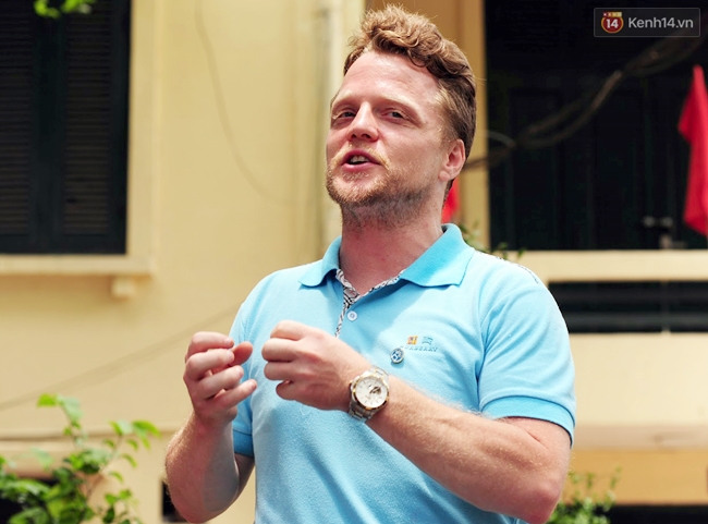 Theo chân ông Tây lội mương nhặt rác ở Hà Nội - Ảnh 3.