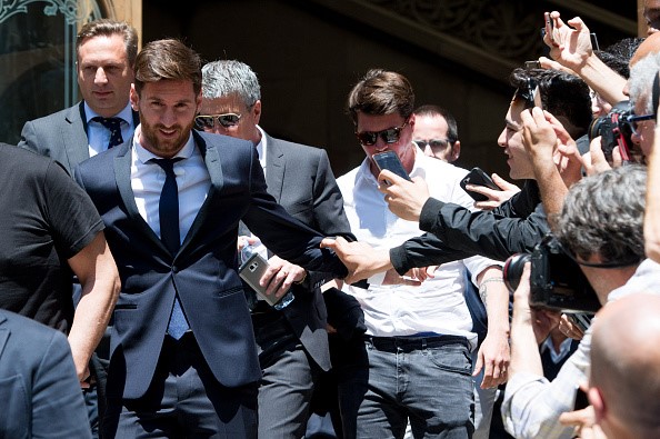 Messi mệt mỏi, d&aacute;o d&aacute;c nh&igrave;n quanh khi phải hầu t&ograve;a v&igrave; trốn thuế - Ảnh 2.