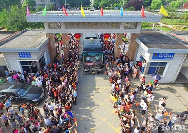 Hàng chục ngàn phụ huynh Trung Quốc tiễn con lên đường đi thi Đại học - Ảnh 5.