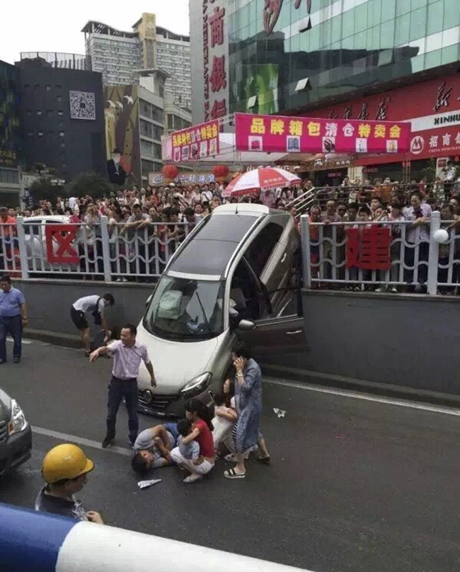 Nữ tài xế gây ra tai nạn hy hữu, hàng trăm người hiếu kỳ chen lấn đứng xem - Ảnh 3.