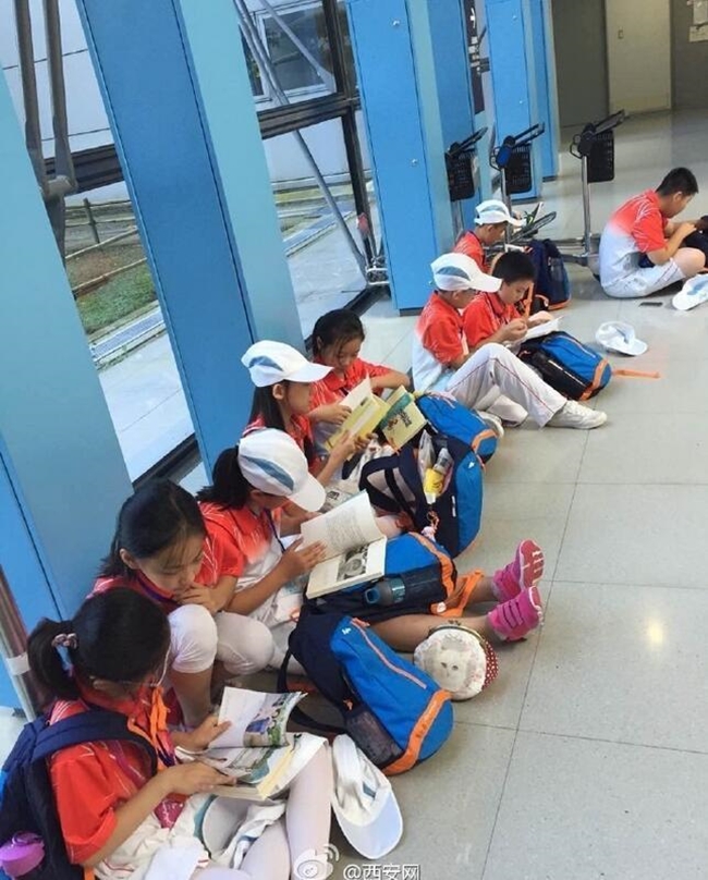 Chăm ch&uacute; đọc s&aacute;ch ở s&acirc;n bay Nhật, nh&oacute;m học sinh Trung Quốc khiến ch&iacute;nh người d&acirc;n nước n&agrave;y phải kinh ngạc - Ảnh 3.