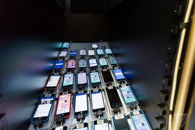 Bên trong căn phòng bí mật chứa 2.000 smartphone thử nghiệm ứng dụng của Facebook - Ảnh 4.